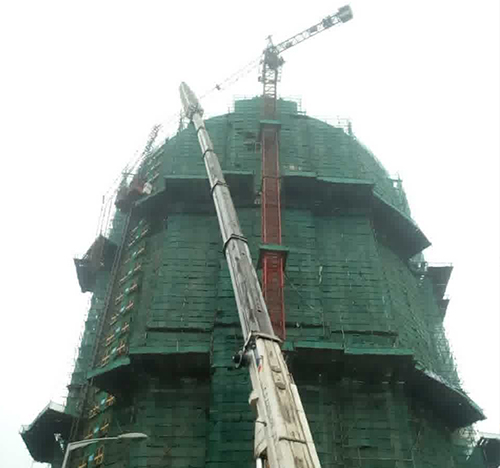 和县吊车在工地上作业